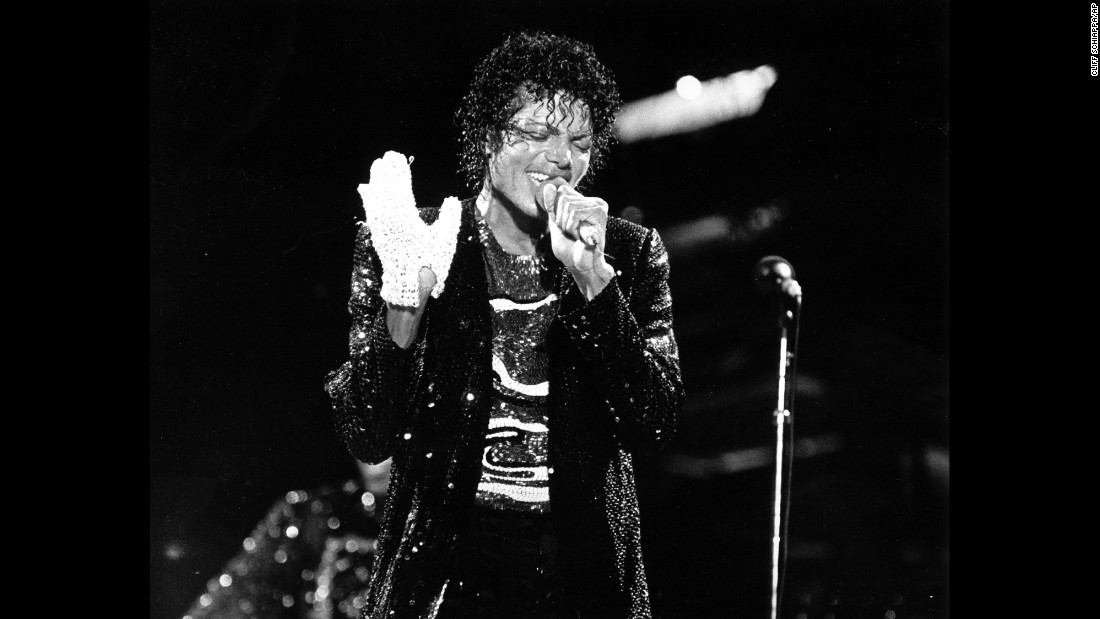 Michael Jackson apare pentru prima dată în public cu acea mănușă albă. Se întâmpla în 7 iulie 1984 și era creația designetului Ted Shell