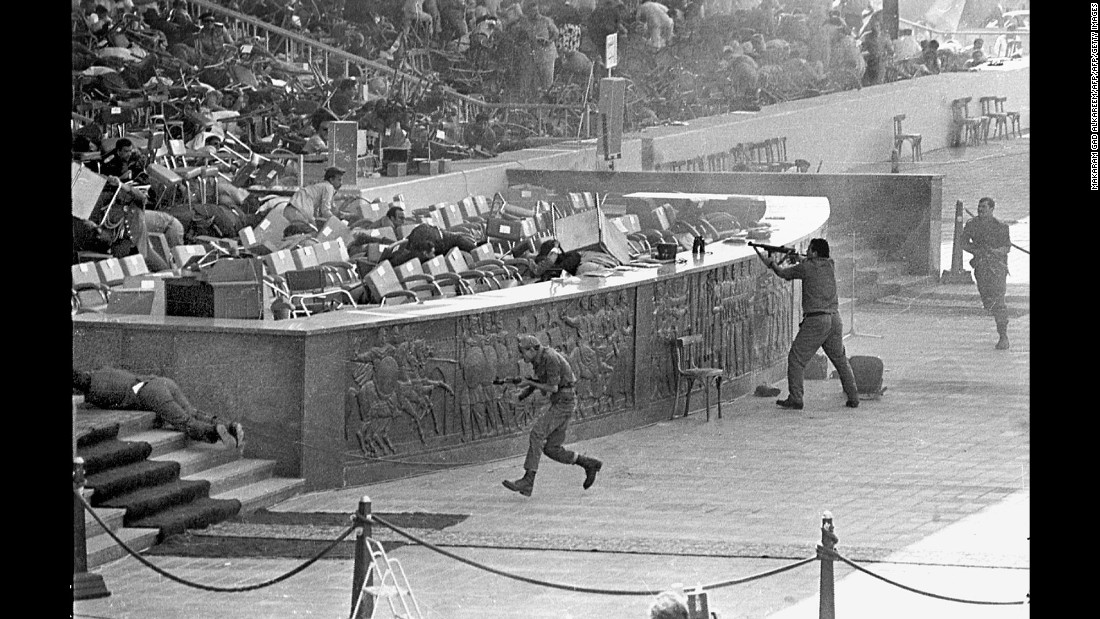 asasinarea președintelui egiptean Anwar Al-Sadat din octombrie 1981, care rumărea parada militară în cinstea războiului din 1973 dus de Egipt contra Israelului.